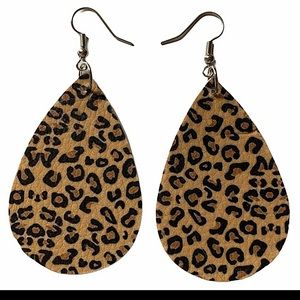 Leopard print light weight & faux leather 2.25" dangling earrings. Beautiful 🐆